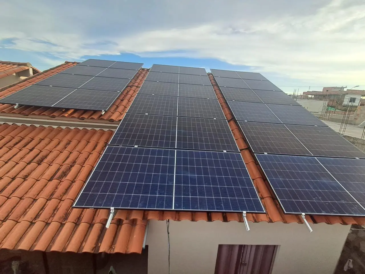 Sistema solar instalado em telhado residencial
