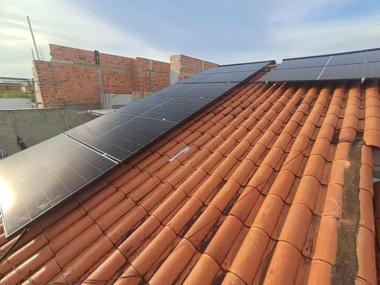 Painéis solares em telhado de telha cerâmica